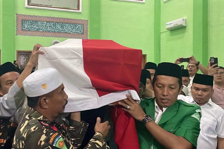 Ketua Umum GP Ansor Addin Jauharudin (kanan depan) ikut memanggul peti jenazah anggota DPR RI yang juga wakil ketua GP Ansor, Haerul Amri, usai dishalatkan di Masjid KH Abdurrahman Wahid, Jakarta, Senin (6/5/2024) malam.