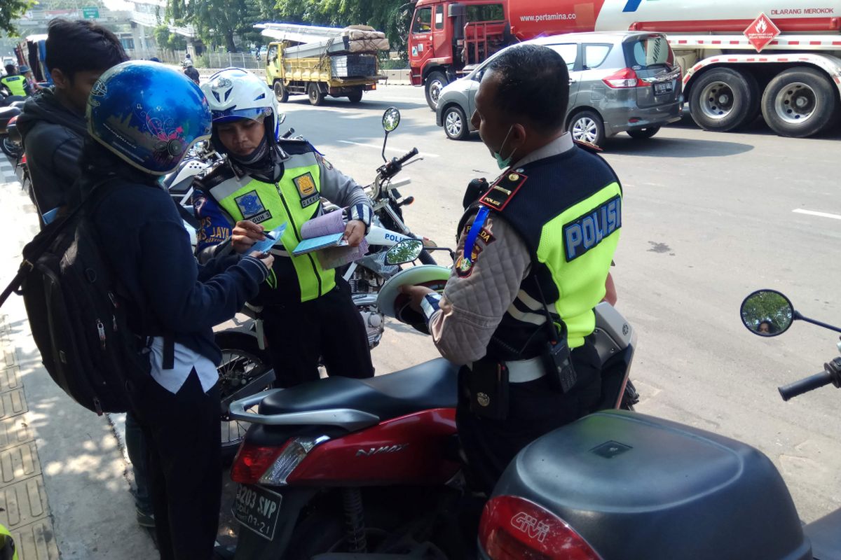 Polisi tengah memberikan penjelasan terkait pelanggaran yang dilakukan pengendara saat terjaring dalam Operasi Zebra di Jakarta, Kamis (2/11/2017).