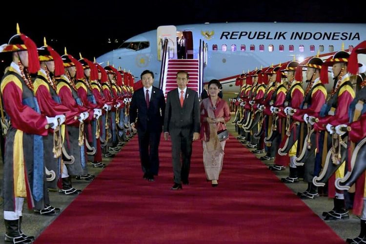 Presiden Jokowi dan Ibu Negara saat tiba di Korea Selatan, Minggu (9/9/2018).