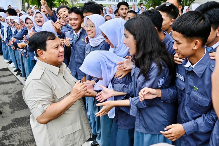 Ratusan Pelajar Jabar Keliling Istana, Sempat Ngobrol dengan Prabowo