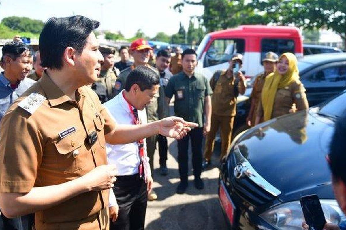 Bupati Indramayu, Lucky Hakim, saat mengecek jumlah mobil dinas milik Pemkab Indramayu di Sport Center Indramayu, Selasa (29/4/2025). Seratusan mobil milik Pemkab Indramayu tidak diketahui keberadaannya. 

