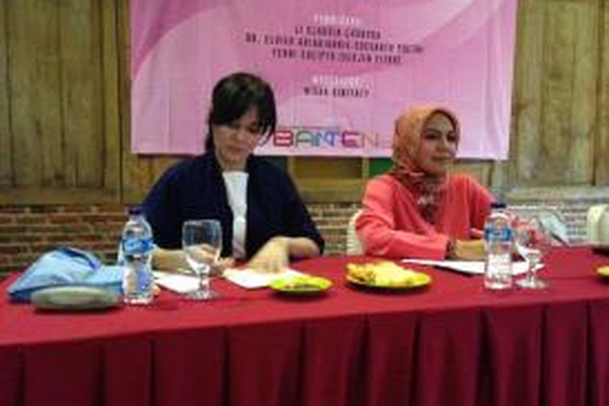 Calon wakil wali kota Tangerang Selatan Li Claudia Chandra (kiri) dan Elvier Ariadiannie Soedarto Poetri (kanan) sama-sama bicara soal korupsi dalam sebuah diskusi di Tangerang Selatan, Jumat (4/12/2015). 


