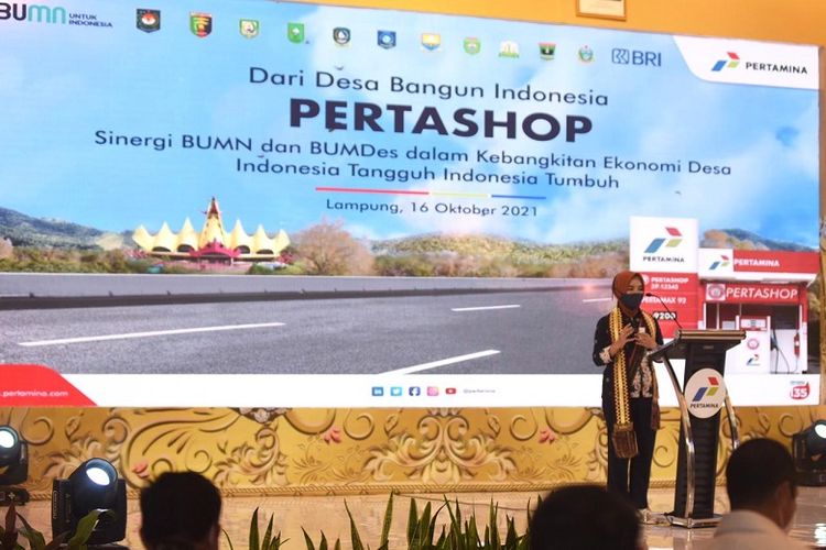 Direktur Utama Pertamina Nicke Widyawati memberikan sambutan pada acara ?Sinergi BUMN dan BUMDes dalam kebangkitan Ekonomi Desa Indonesia Tangguh Indonesia Tumbuh? yang diselenggarakan di Hotel Radisson, Lampung pada Sabtu (16/10/2021). 