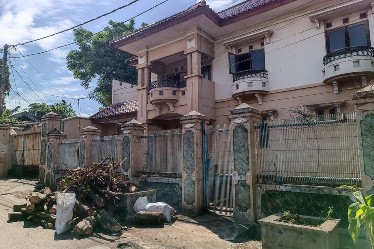 Kondisi rumah mewah yang viral karena terbengkalai di Kelurahan Jatinegara, Kecamatan Cakung, Jakarta Timur, Jumat (6/1/2023).