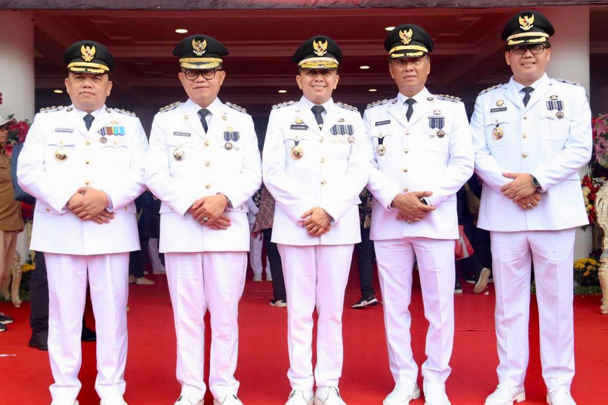 Pj Gubernur Sumsel Agus Fatoni bersama dengan bupati dan wali kota se-Provinsi Sumsel menghadiri Upacara Hari Otonomi Daerah Tingkat Nasional di Balai Kota Surabaya, Kamis (25/4/2024)