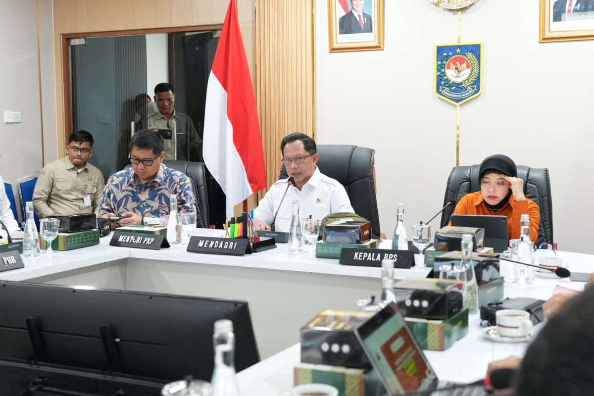 Menteri Dalam Negeri (Mendagri) Muhammad Tito Karnavian saat memimpin Rapat Koordinasi Pendataan Huntap di Sekretariat Posko Satgas PRR, Kantor Pusat Kementerian Dalam Negeri (Kemendagri), Jakarta, Rabu (15/4/2026).
