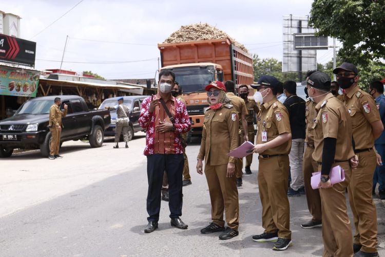 Bupati Kabupaten Tulang Bawang, Winarti meninjau preservasi pembangunan di Tugu BMW Simpang Penawar, Senin (22/2/2021).