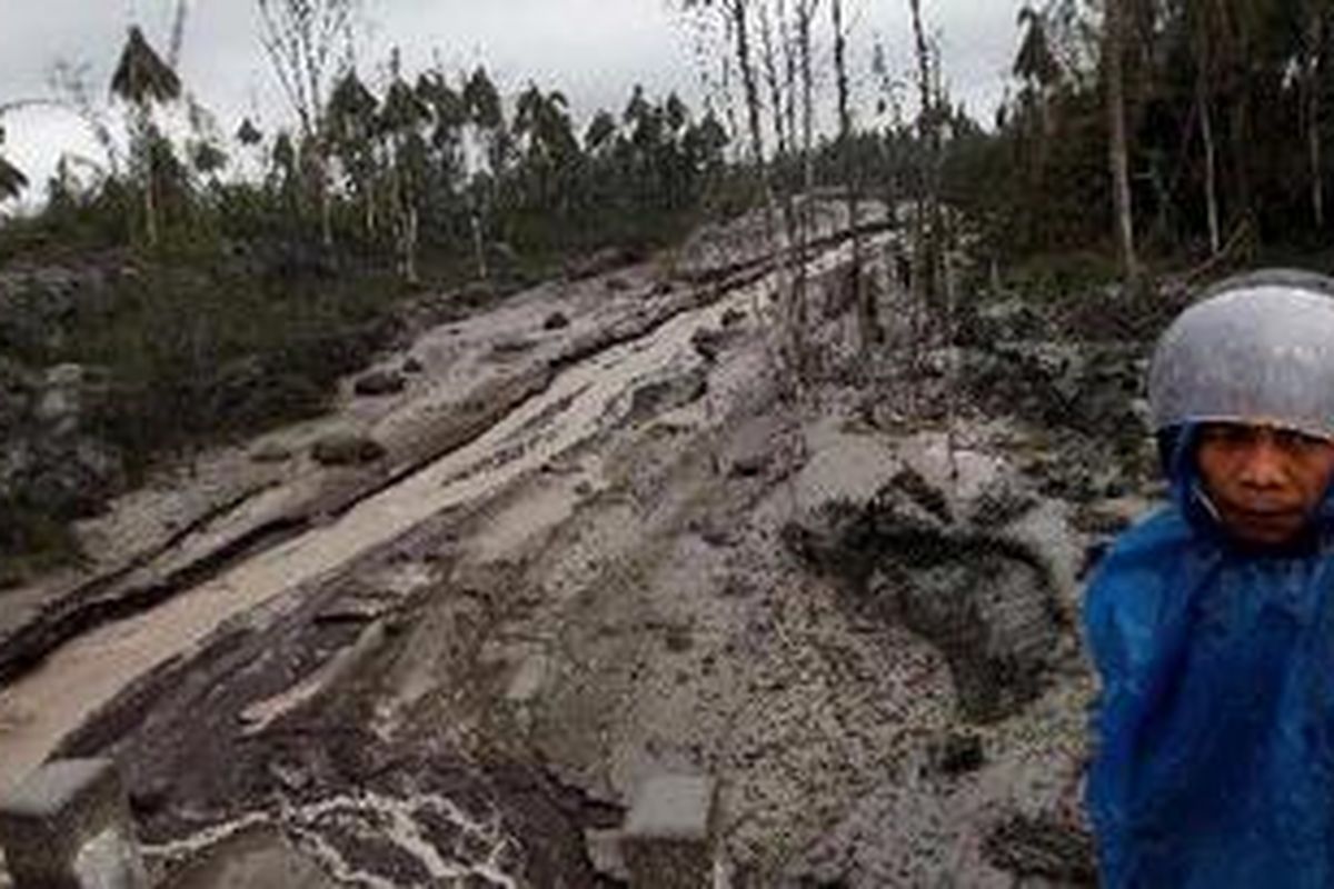 Warga menyaksikan dam Kali Putih yang jebol akibat bajir lahar dingin Gunung Merapi di Dusun Ngepos, Desa Salam Sari, Kecamatan Srumbung, Magelang, Jawa Tengah, Selasa (9/11/2010). Hujan deras di puncak Gunung Merapi akan berdampak pada bahaya banjir lahar dingin di aliran sungai yang berhulu di Gunung Merapi. 