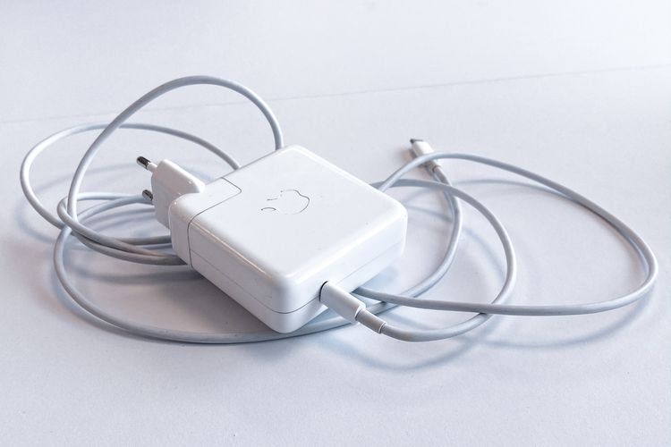 Amankah Mengisi Baterai iPhone Menggunakan Adaptor MacBook?