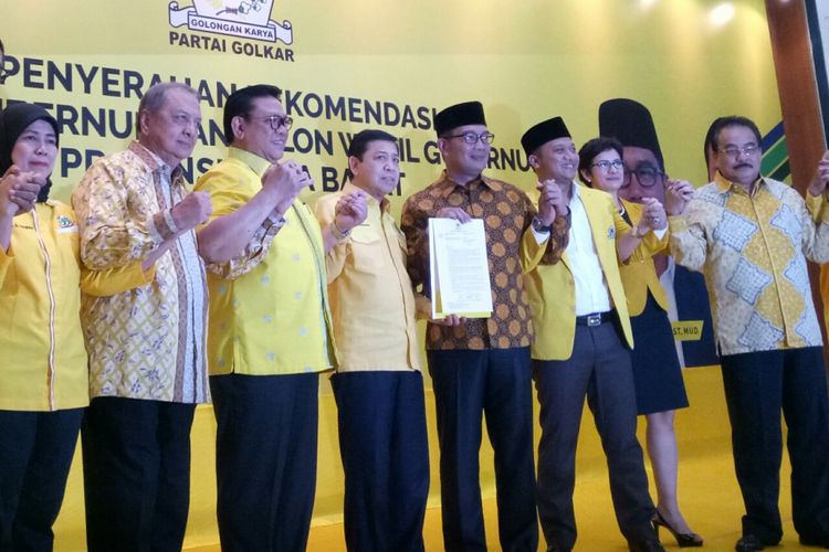 Ridwan Kamil menerima surat rekomendasi yang diberikan Partai Golkar secara resmi untuk maju di Pilkada Jawa Barat.