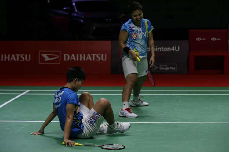 Ganda putri Indonesia, Apriyani Rahayu/Siti Fadia Silva Ramadhanti bertanding melawan ganda putri Malaysia, Pearly Tan/Thinaah Muralitharan pada babak semifinal Indonesia Masters 2022 di Istora Senayan, Jakarta, Sabtu (11/6/2022). Apriyani/Fadia melaju ke final setelah menang dengan skor 21-23, 21-14, dan 21-14.