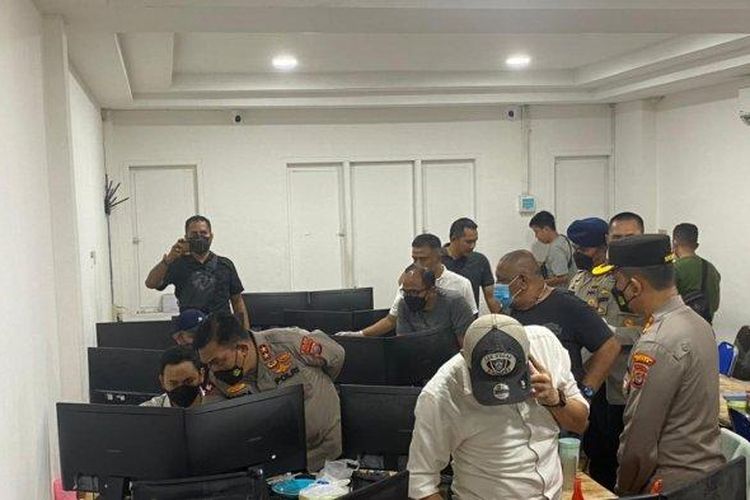 Kapolda Sumut Irjen Pol RZ Panca Putra Simanjuntak memimpin langsung penggerebekan lokasi judi online di kompleks perumahan elit di Percut Sei Tuan, Selasa (9/8/2022) dini hari. 