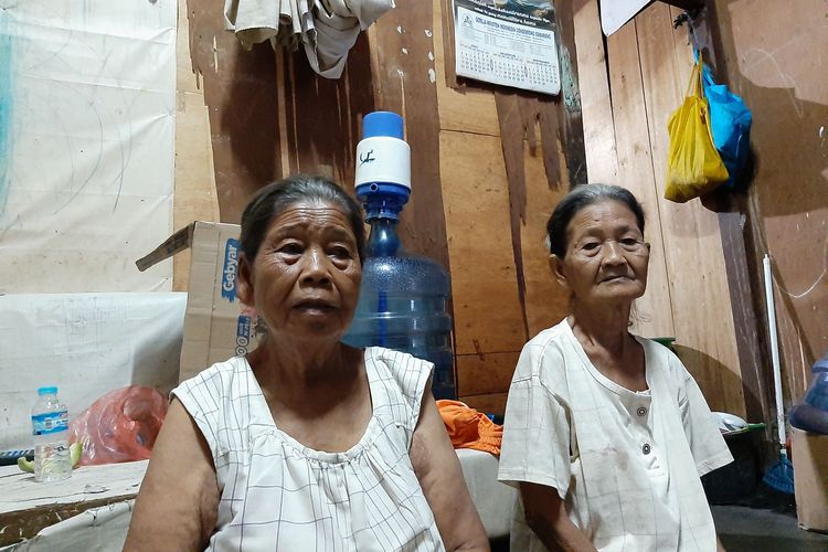 Waginem (65) bersama kakak kandungnya Sutarmi (70) saat ditemui di rumahnya di Jalan Setiyaki Baru 2  RT 6 RW 8 Bulu Lor Semarang Utara.