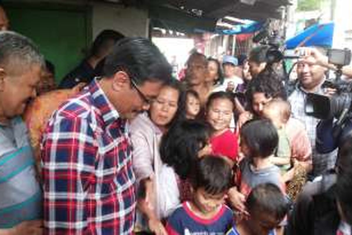 Calon wakil gubernur nomor dua, Djarot Saiful Hidayat mengadakan kunjungan kampanye ke permukiman warga yang ada di Kelurahan Kramat, Senen, Jakarta Pusat, Selasa (8/11/2016). 