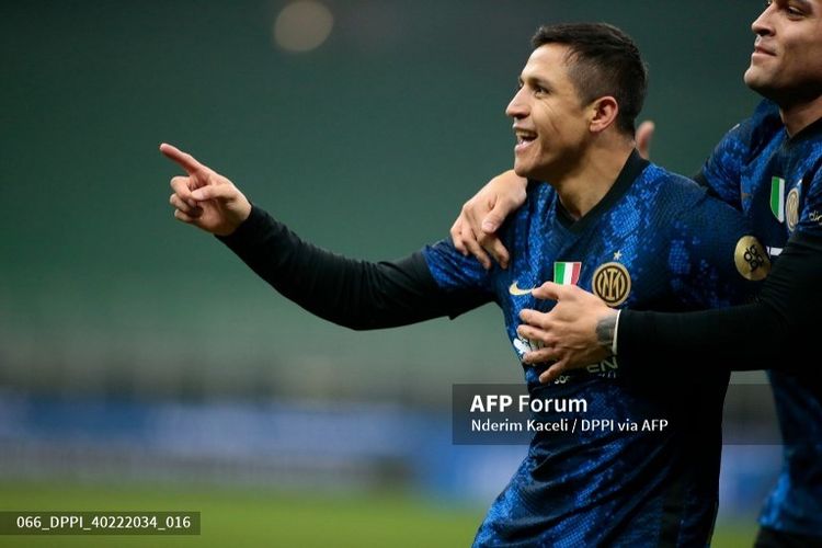 Alexis Sanchez of Inter celebrating after scoring a goal during the Italian Cup, Coppa Italia, round of 16 football match between FC Internazionale and Empoli FC on January 19, 2022 at Giuseppe Meazza stadium in Milan, Italy - Photo Nderim Kaceli / DPPI (Photo by Nderim Kaceli / Nderim Kaceli / DPPI via AFP)