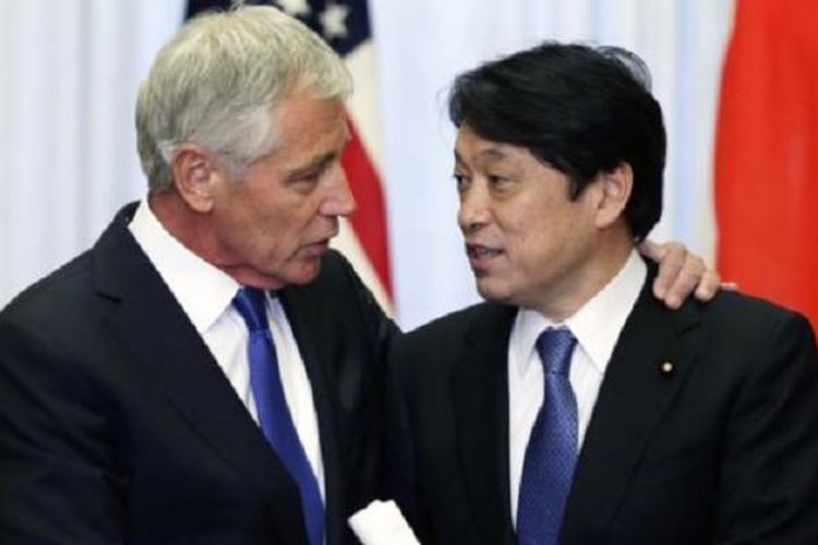 Menhn AS Chuck Hagel (kiri) dan Menhan Jepang Itsunori Onodera dalam pertemuan di Tokyo (5/4). 
