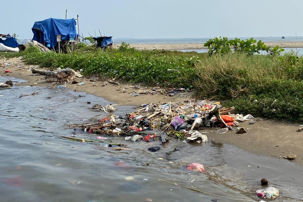 Kondisi pulau hasil reklamasi, Pulau G, Senin (26/9/2022), yang ditetapkan Gubernur DKI Jakarta Anies Baswedan menjadi permukiman. Kini, pulau tersebut tampak terkikis, dipenuhi sampah, dan belum tampak ada pembangunan.