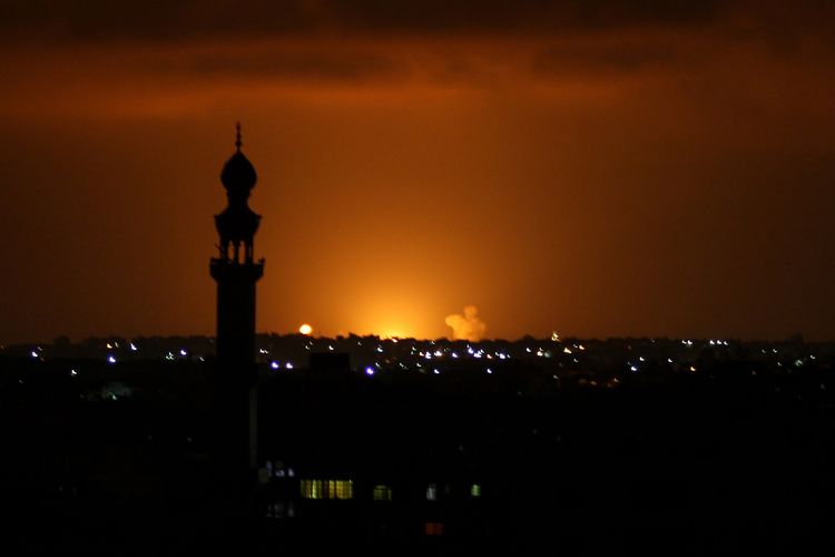 Asap dan api membubung menyusul serangan udara Israel di Khan Yunis, di selatan Jalur Gaza pada 16 September 2020. Israel mengebom tempat itu setelah dua roket ditembakkan dari Gaza, dengan salah satunya jatuh di Ashdod dan melukai dua orang.