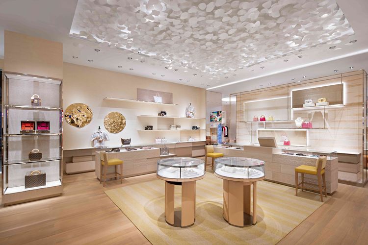 Butik Louis Vuitton di Pacific Place dengan hiasan origami