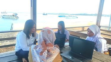 Sekolah Tak Ada Sinyal, 2 Siswa SLB Kerjakan Soal TKA di Pinggir Pantai