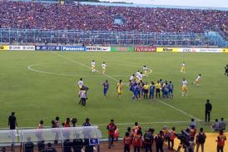 Arema Cronus Indonesia saat melawan Hanoi dari Vietnam, dalam laga AFC Cup 2014 di Stadion Kanjuruhan, Malang, Jawa Timur, Selasa (11/3/2014).