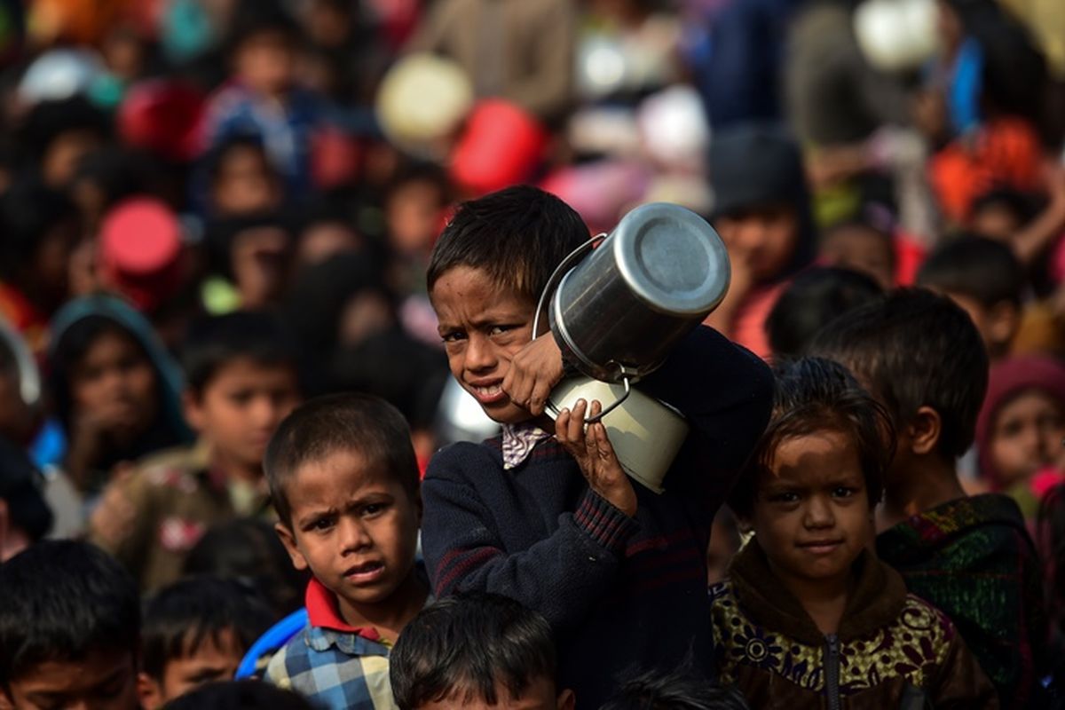 Anak-anak pengungsi Muslim Rohingya tengah menanti pembagian bantuan makanan di kamp pengungsian di Thankali, distrik Ukhia, Bangladesh.