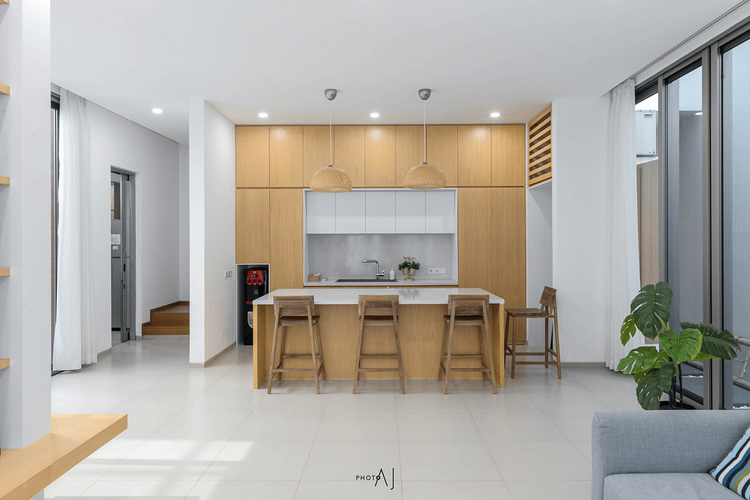 Dapur minimalis Zen House menonjolkan warna kayu terang
