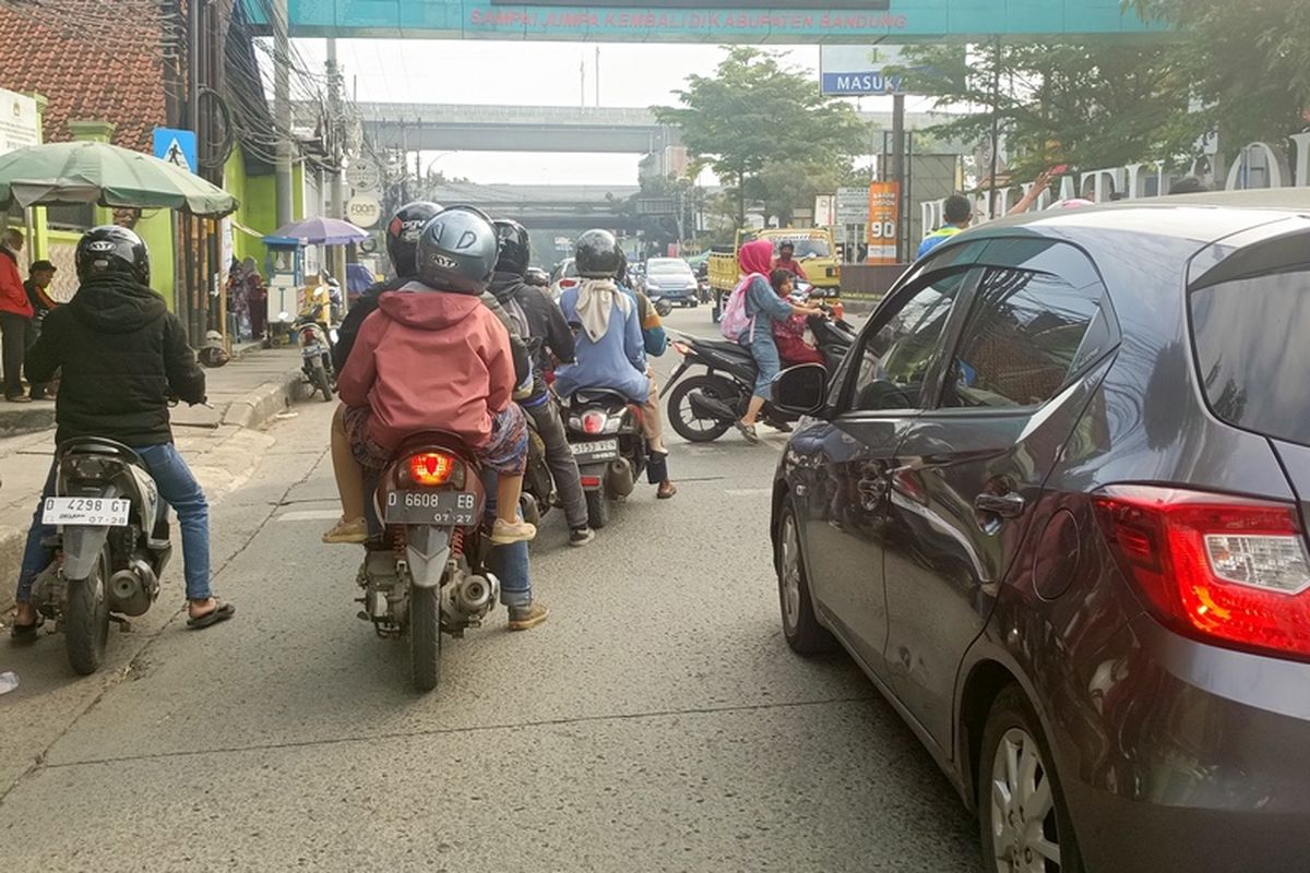 Suasana kemacetan di Jalan Raya Bojongsoang, Kabupaten Bandung, Jawa Barat, Jumat (20/6/2025)