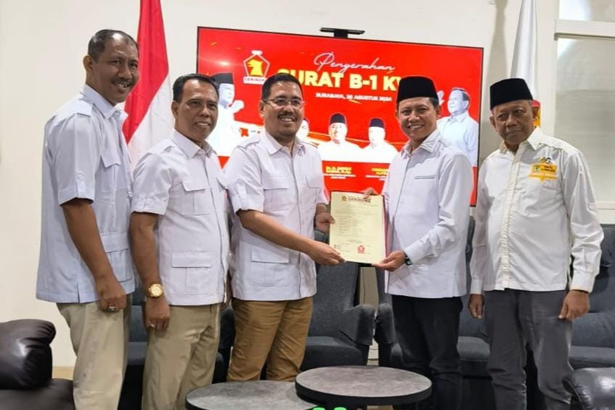Pengurus DPC Partai Gerindra Kota Pasuruan mendampingi M. Nawawi menerima rekomendasi untuk maju sebagai bekal untuk maju di Pilkada Kota Pasuruan di Kantor DPW Partai Gerindra, Selasa (27/8/2024). 
