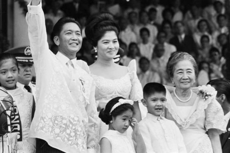 Ferdinand Marcos Sr melambaikan tangan saat terpilih sebagai presiden Filipina pada 1965 -putranya, Bongbong (kedua dari kanan).