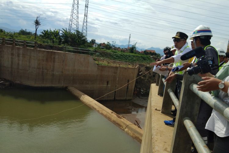 Menteri PUPR Basuki Hadimuljono meninjau kemajuan proyek floodway Cisangkuy, Kabupaten Bandung, bersama Gubernur Jawa Barat Ridwan Kamil, Senin (13/1/2020).