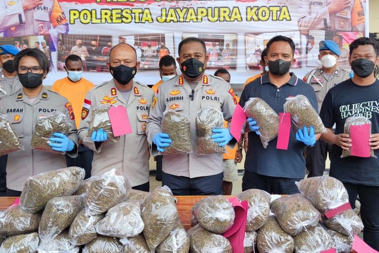 Kapolresta Jayapura Kota Kombes Gustav Urbinas bersama jajarannya, menunjukan barang bukti ganja seberat 21 kg yang mereka amankan dari lima warga PNG, Jayapura, Papua, Selasa (19/4/2022)