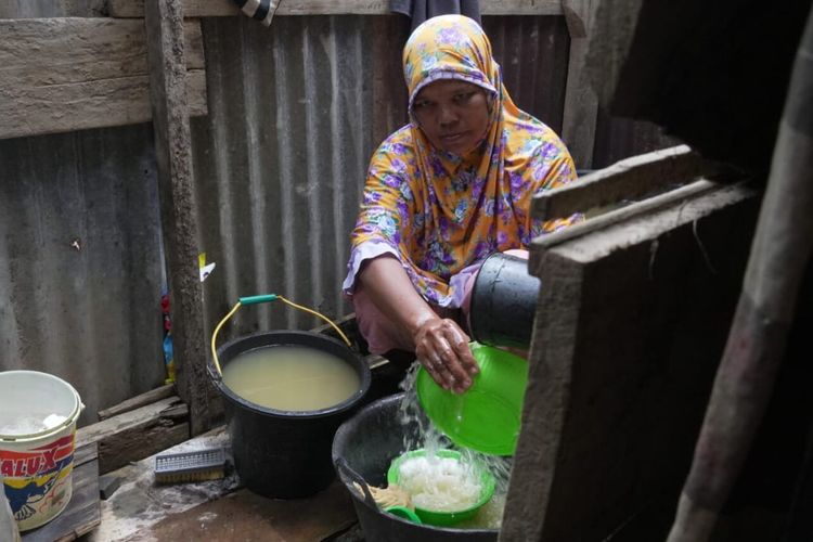 Aktivitas Rohani (40), salah satu penyintas bencana banjir bandang di Aceh Tamiang, Aceh, mengisahkan sulitnya mendapatkan air bersih sejak peristiwa tersebut terjadi.
