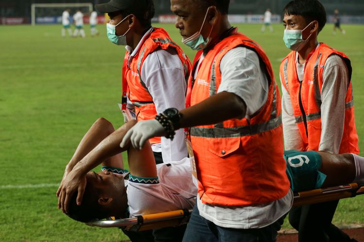 Pemain Timnas U19 Indonesia Hokky Caraka dibawa dengan tandu keluar lapangan saat melawan Vietnam pada laga perdana Grup A Piala AFF U19 2022 di Stadion Patriot Candrabhaga, Bekasi, Jawa Barat, Sabtu (2/7/2022) malam WIB. Kedua tim bermain imbang tanpa gol.