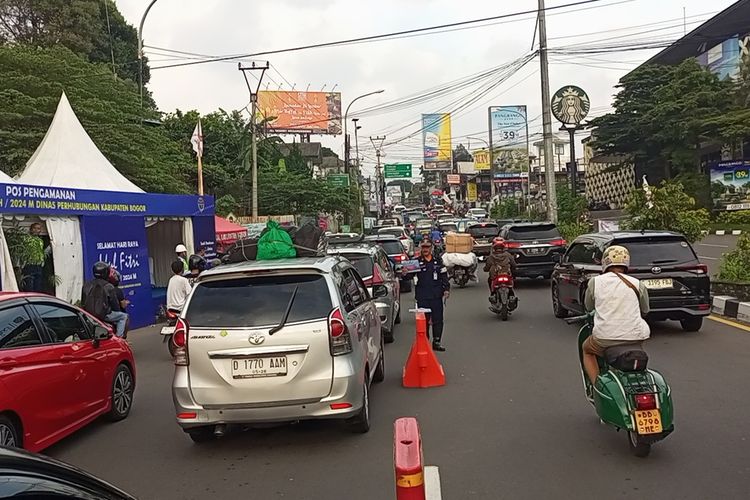 Ruas jalan di kawasan Puncak, Bogor, Jawa Barat, pada H-3 Lebaran 2024 atau Minggu (7/4/2024) sudah mulai dilintasi para pemudik lokal, Minggu (7/4/2024).