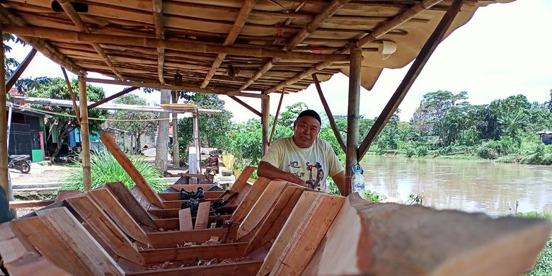 Abah Karun (66) seorang pengrajin perahu tongkang asal Kecamatan Baleendah, Kabupaten Bandung, Jawa Barat, yang hingga kini masih bertahan membuat perahu. Perahu buatan Abah Karun sangat bermanfaat bagi warga yang kerap terkena dampak banjir Bandung Selatan.