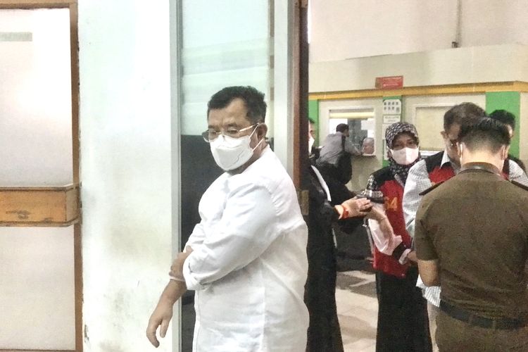 Pendiri sekaligus mantan Presiden Yayasan Aksi Cepat Tanggap (ACT), Ahyudin memasuki ruang sidang di Pengadilan Negeri (PN) Jakarta Selatan, Selasa (20/12/2022). Ahyudin merupakan terdakwa kasus penggelapan dana bantuan sosial untuk keluarga korban kecelakaan Pesawat Lion Air Boeing 737 Max 8 nomor penerbangan JT 610.