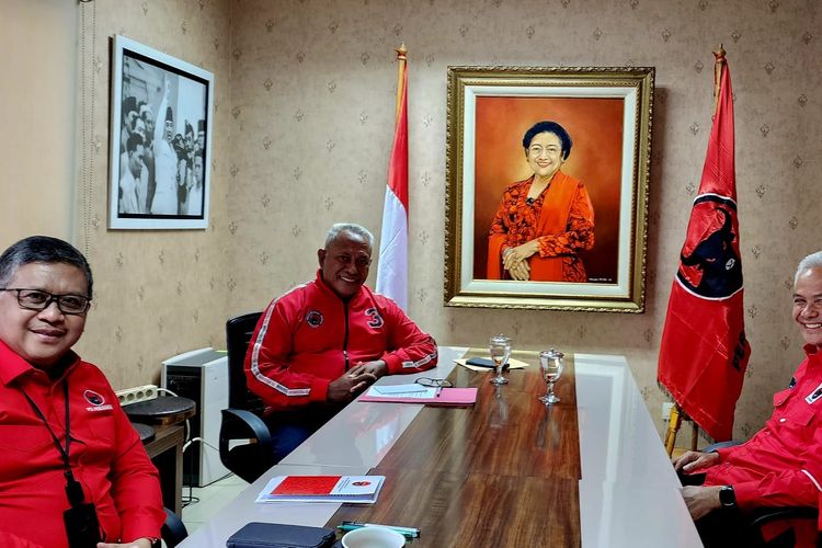 Sekretaris Jenderal PDIP Hasto Kristiyanto dan Ketua Bidang Kehormatan PDI-P Komarudin Watubun serta Gubernur Jawa Tengah Ganjar Pranowo di Kantor DPP PDI-P, Jalan Diponegoro, Jakarta, Senin (24/10/2022).