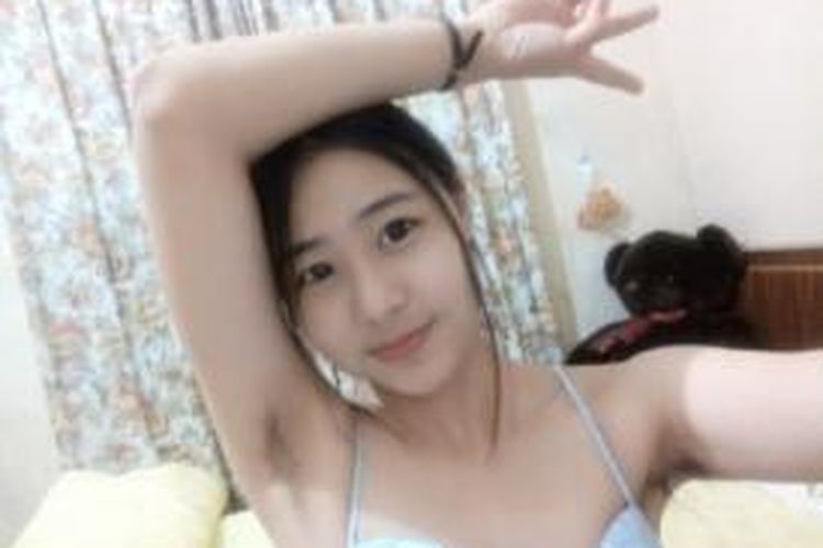 Inilah salah satu foto seorang perempuan China yang ikut kompetisi memamerkan bulu ketiak yang digelar media sosial Weibo.