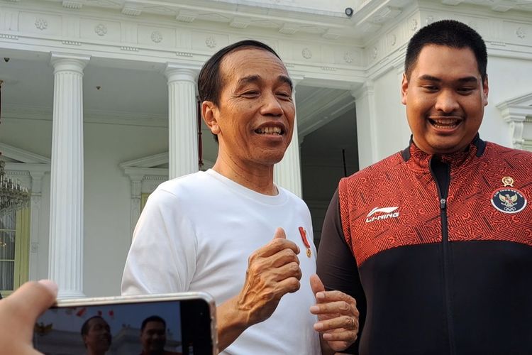 Presiden Joko Widodo memberikan keterangan pers di halaman Istana Merdeka, Jakarta, Senin (5/6/2023).