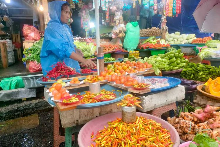 Salah seorang pedagang sedang di pasar Mardika, Ambon sedang melayani pembeli, Rabu (13/7/2022)