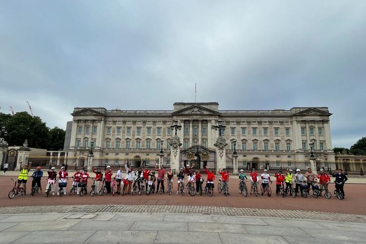 Warga Indonesia mengikuti kegiatan bersepeda yang digelar KBRI London di Inggris pada Minggu (15/8/2021).