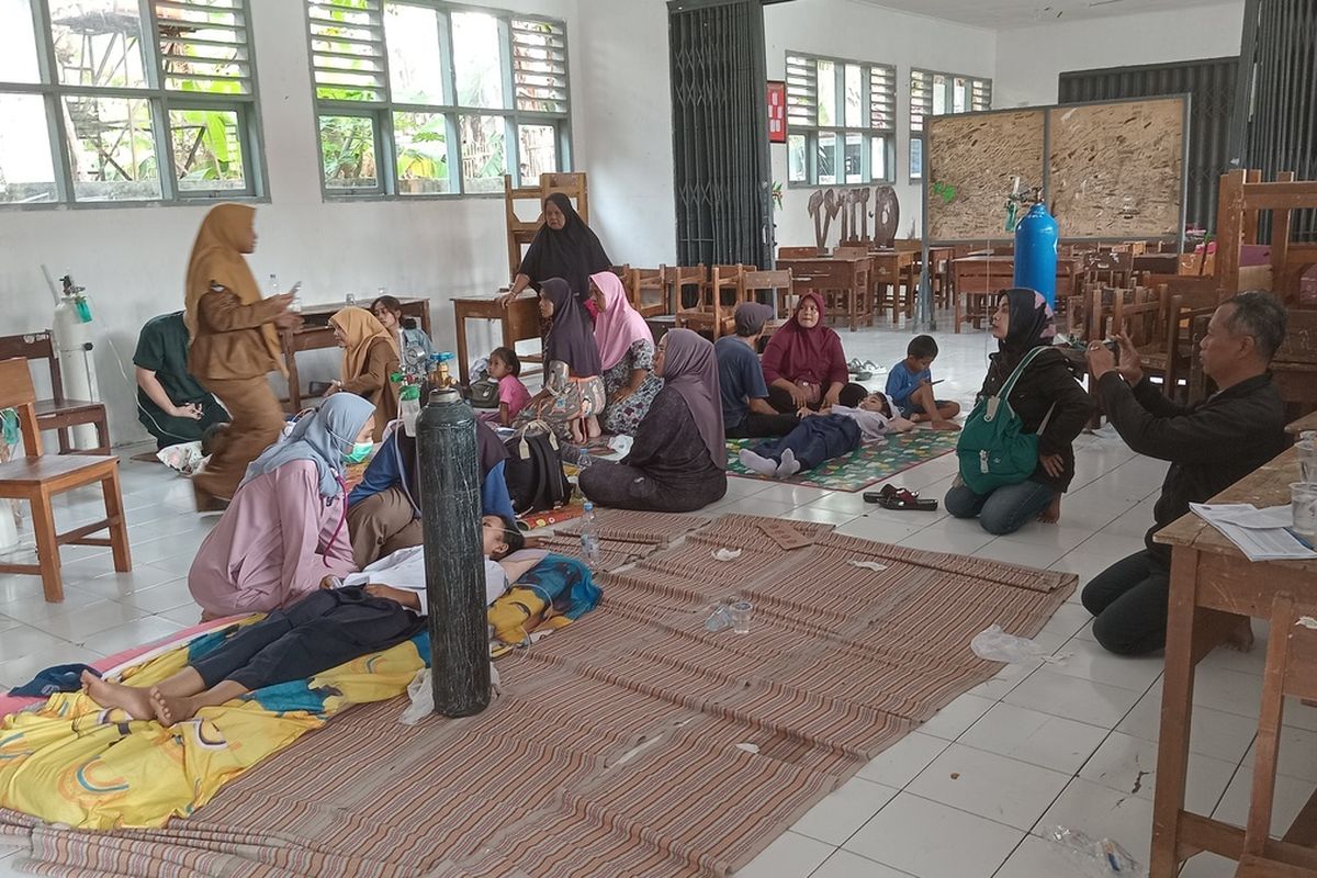 siswa SMPN 4 Pamarican, Kabupaten Ciamis, mengalami mual dan muntah usai menyantap hidangan MBG, Senin (29/9/2025).