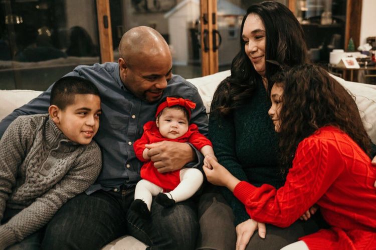 Legenda UFC, Daniel Cormier, bersama keluarganya saat perayaan hari Natal 2020.