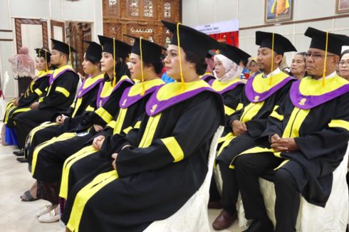 Ambil Kuliah UT Sambil Mengabdikan Diri sebagai Guru Anak-anak PMI di Malaysia, 17 Sarjana Diwisuda di KRI Tawau