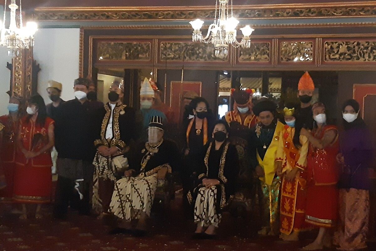 Raja Keraton Solo, SISKS Pakubuwana (PB) XIII Hangabehi dan permaisuri Gusti Kanjeng Ratu Pakubuwana XIII dalam Tingalan Dalem Jumenengan ke-18 PB XIII di Sasana Sewaka Keraton Solo, Minggu (27/2/2022).