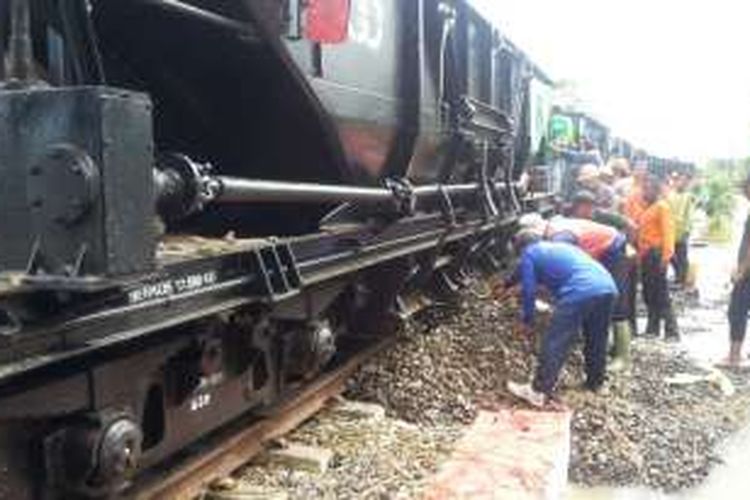 Pekerja menambahkan batu kricak ke bawah rel kereta api di perlintasan sepanjang Pasuruan-Bangil, Jawa Timur, Jumat (1/7/2016). PT Kereta Api Daerah Operasional IX Jember membatalkan lima perjalanan KA karena batu-batu pada rel hanyut akibat banjir pada hari sebelumnya.