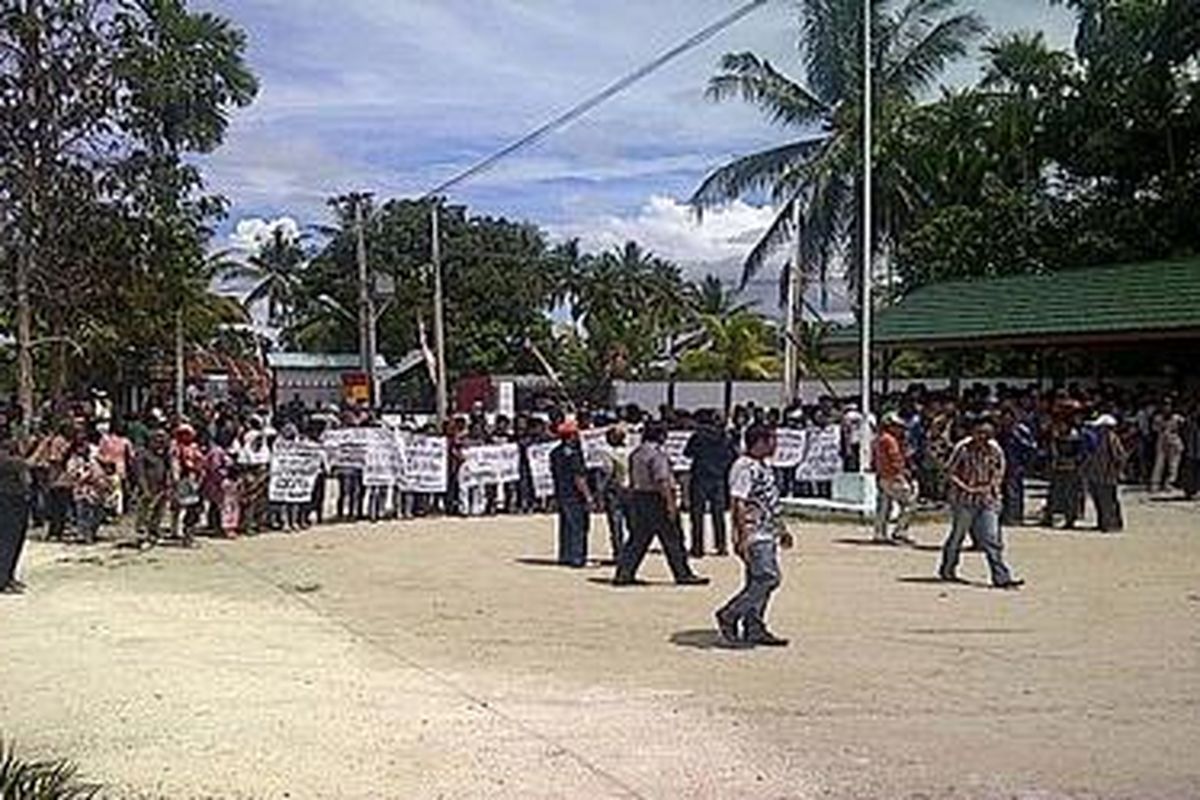 Ratusan pengunjuk rasa di halaman kantor KPU Provinsi Gorontalo pada Sabtu (10/9/2011) di Gorontalo. Mereka memintak KPU tidak terpengaruh siapapun dalam memutuskan bakal calon Gubernur dan Wakil Gubernur yang memenuhi syarat.