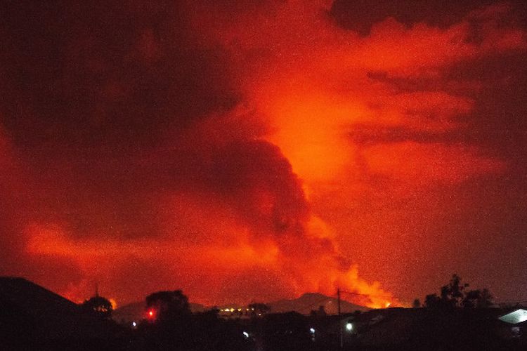 Terbaru pada Minggu pagi (23/5/2021) pejabat kota menyatakan aliran lava mencapai bandara kota Goma dan meminta warga segera megungsi.