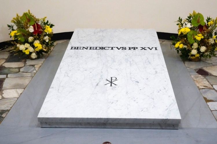 Makam mendiang Paus Emeritus Benediktus XVI di dalam gua Basilika Santo Petrus, di Vatikan, 8 Januari 2023.